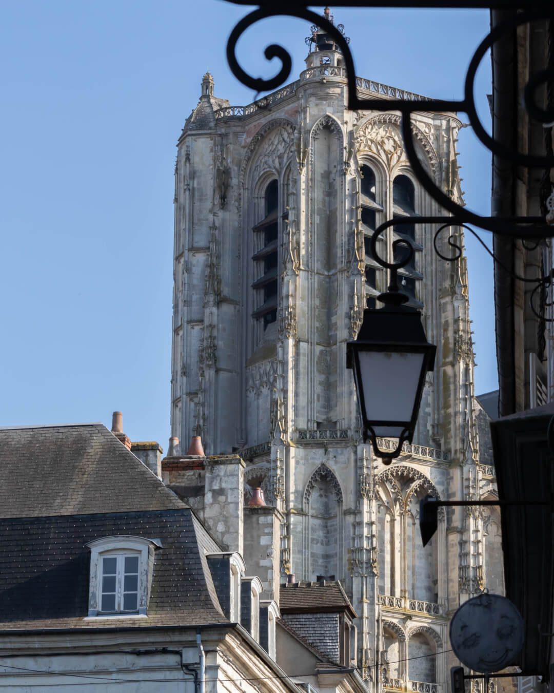 Vue de la tour de beurre de la cathédrale Saint-Etienne de Bourges, par la rue porte jaune