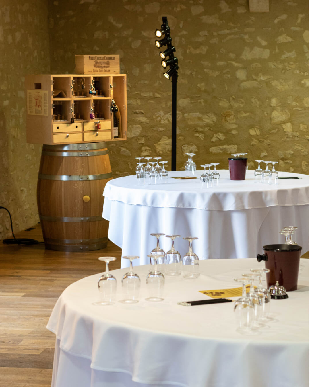 Installation des tables du Wine Gaming dans la Grande des Saveurs