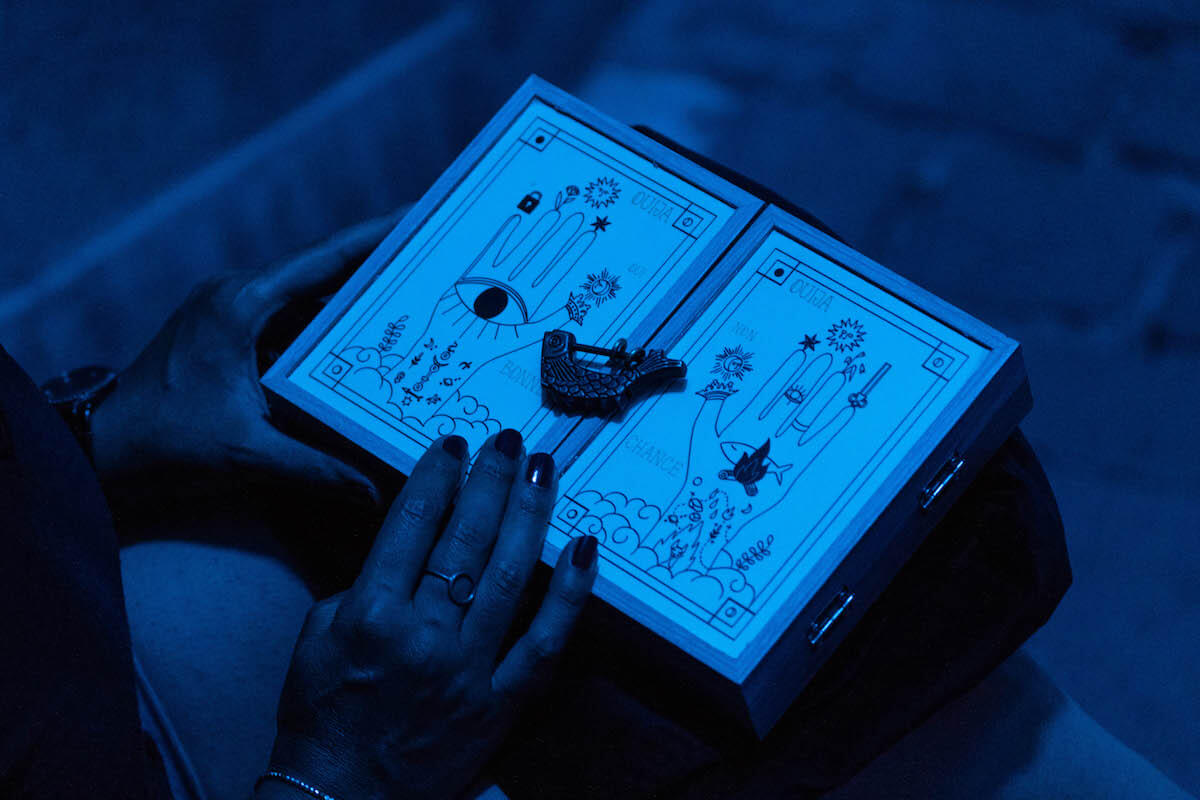Objet magique contenu dans le sac de jeu La grande His'Tory, sous la lumière bleue des Nuits Lumières de Bourges.