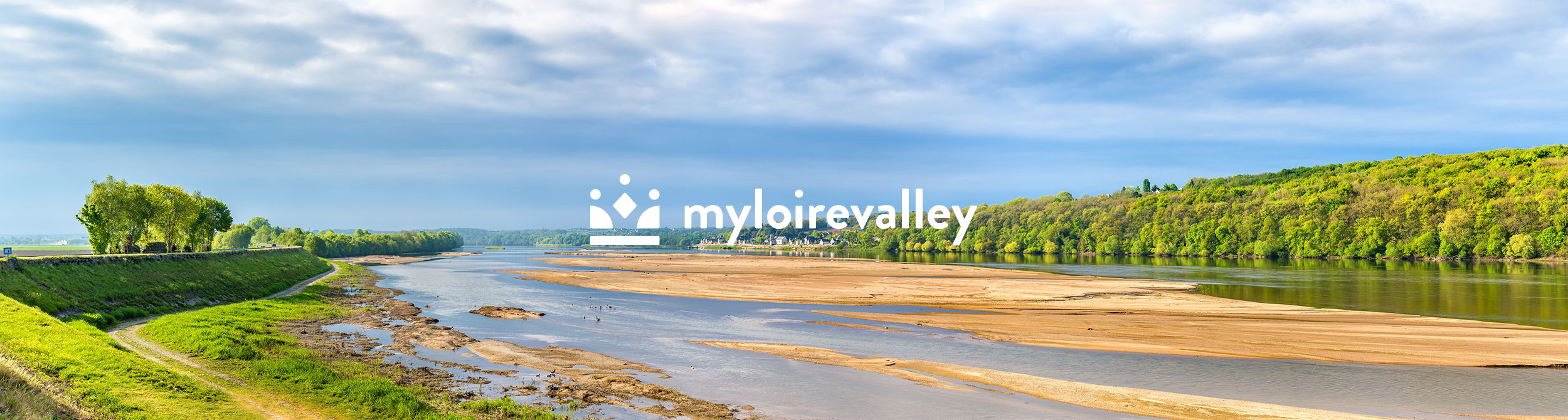 Vue de la vallée de la Loire avec logo My Loire Valley au centre.