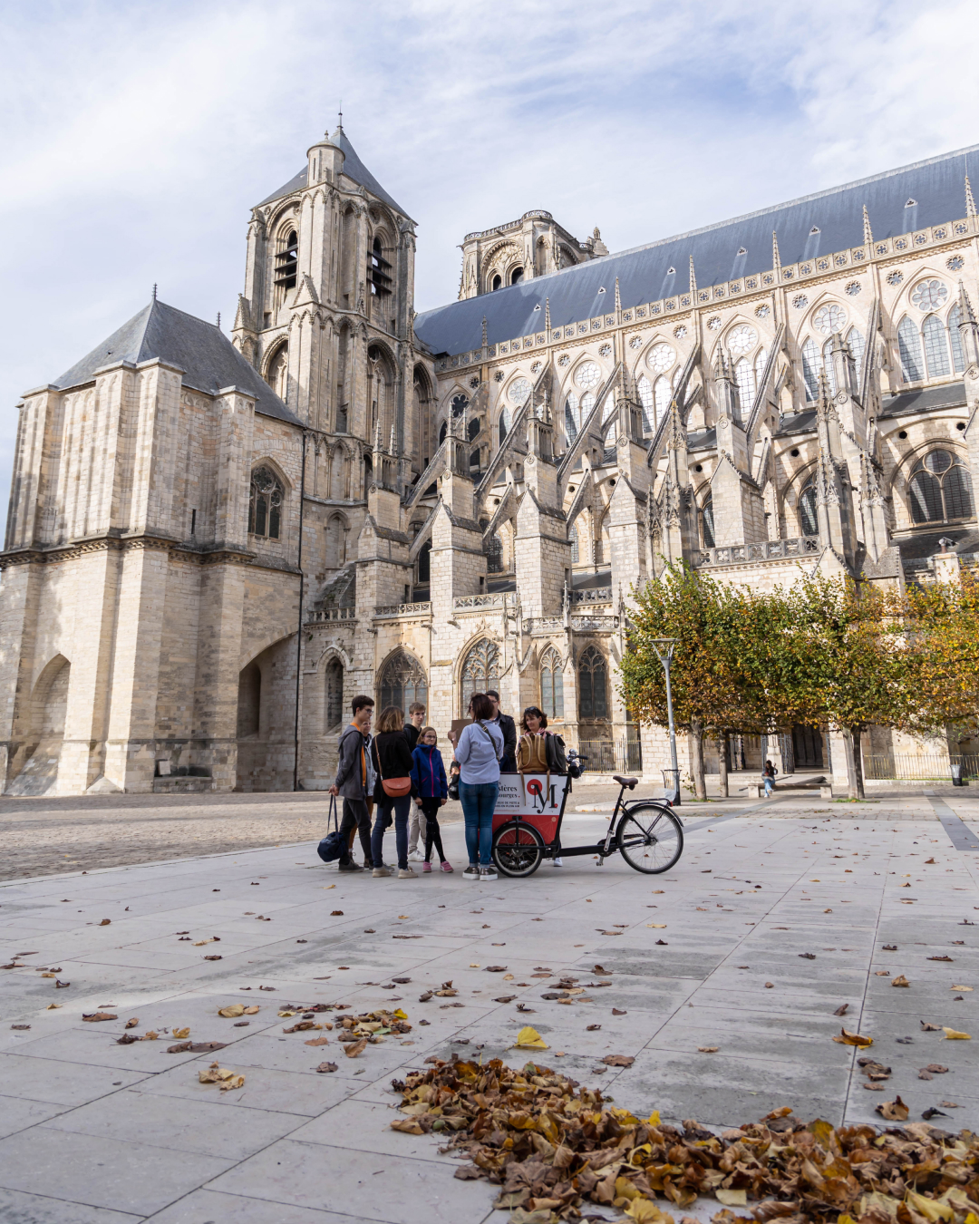 Vue aérienne de la Cathédrale Saint-Etienne de Bourges et du jardin de l'archevêché en automne.