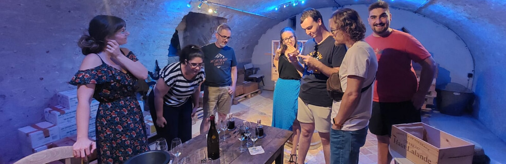 Photos d'un groupe d'amis en cours de partie de Wine Gaming à Sancerre, jeu ouvert à tous qui mêle Escape Game et Dégustation de vins, pour découvrir le patrimoine et le monde du vin et de l'oenologie de façon ludique et décomplexée à Sancerre.