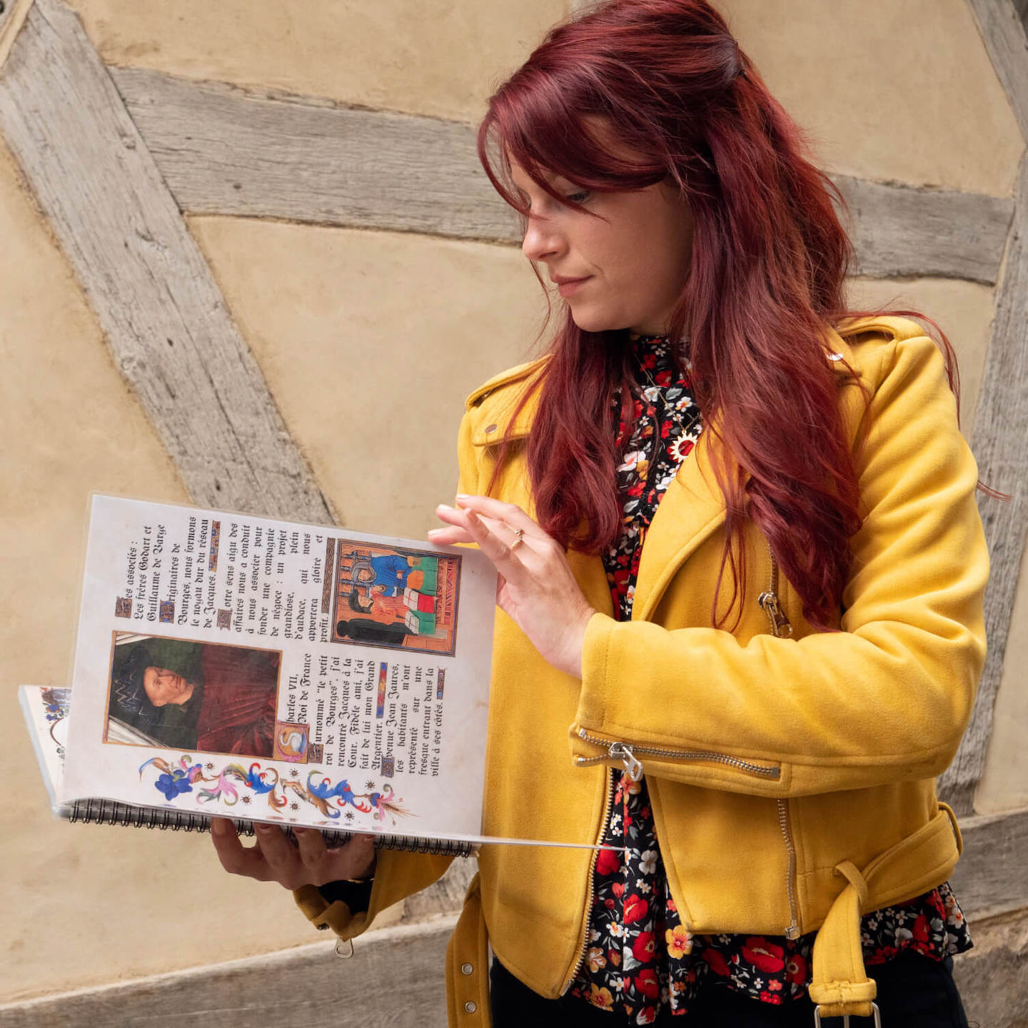 Joueuse avec le livre du jeu A vaillant coeur, notre premier parcours escape game en plein air à Bourges