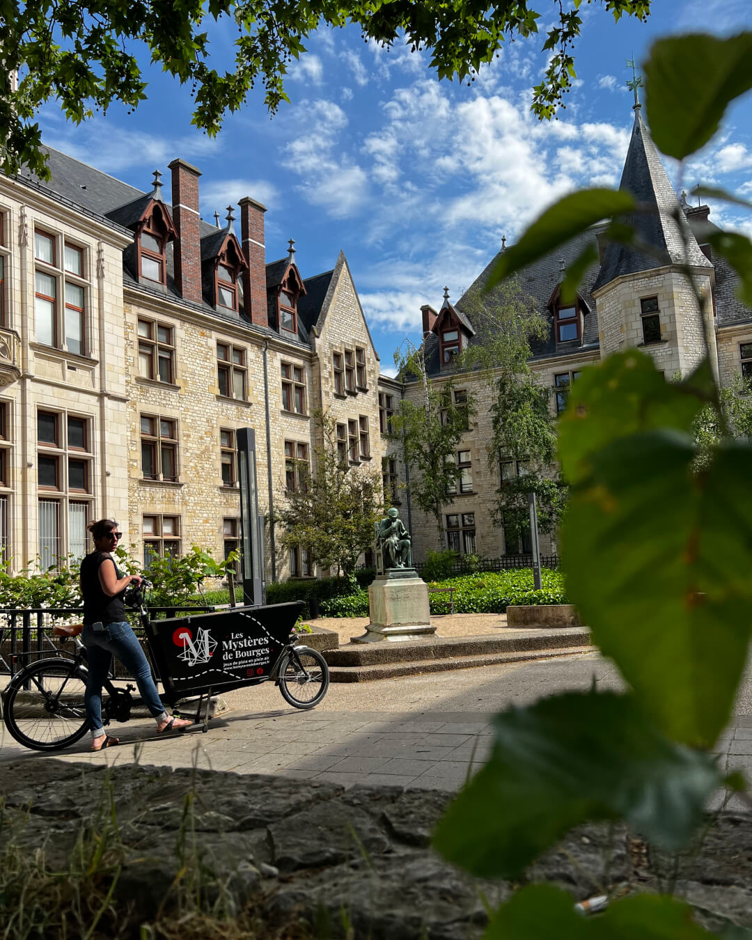 Sophie en vélo cargo rue Moyenne à Bourges près de la Poste