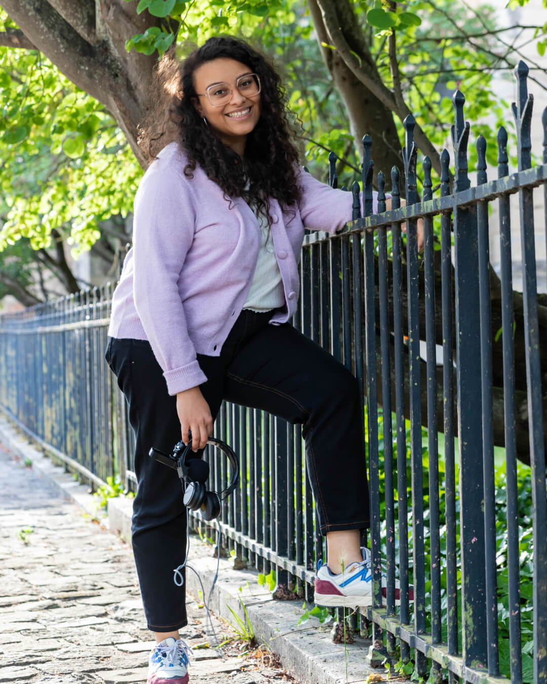 Portrait de Sarah Banhmouha alias, @bonjoursassou, près de la cathédrale Saint-Etienne à Bourges.