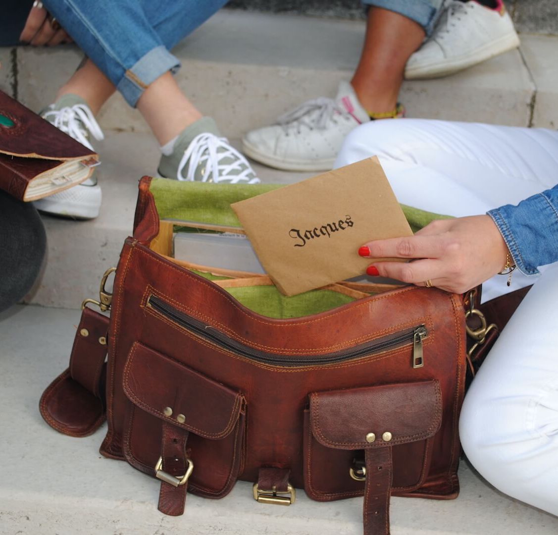 Groupe de filles venues jouer à A vaillant coeur, escape game urbain en plein air, pour un EVJF à Bourges.