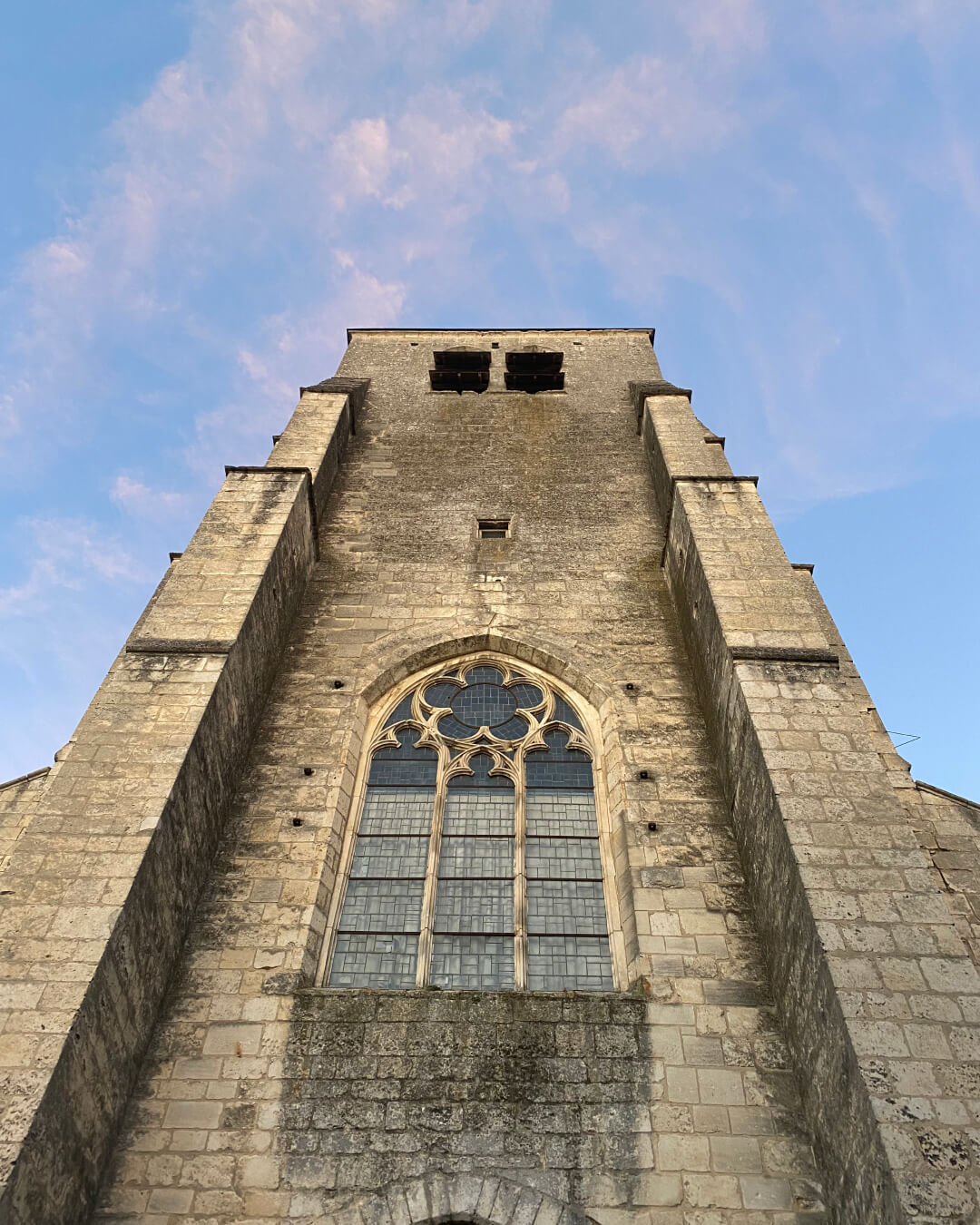 Vue du clocher d'une église située dans le département du Cher, en contre-plongée.