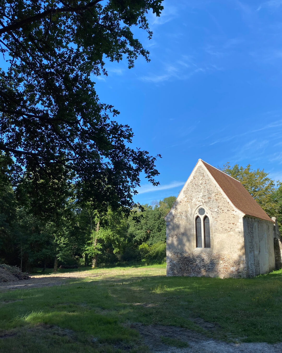 Le prieuré de Bléron, dans une clairière en forêt d'Allogny dand le département du Cher au centre de la France (18)