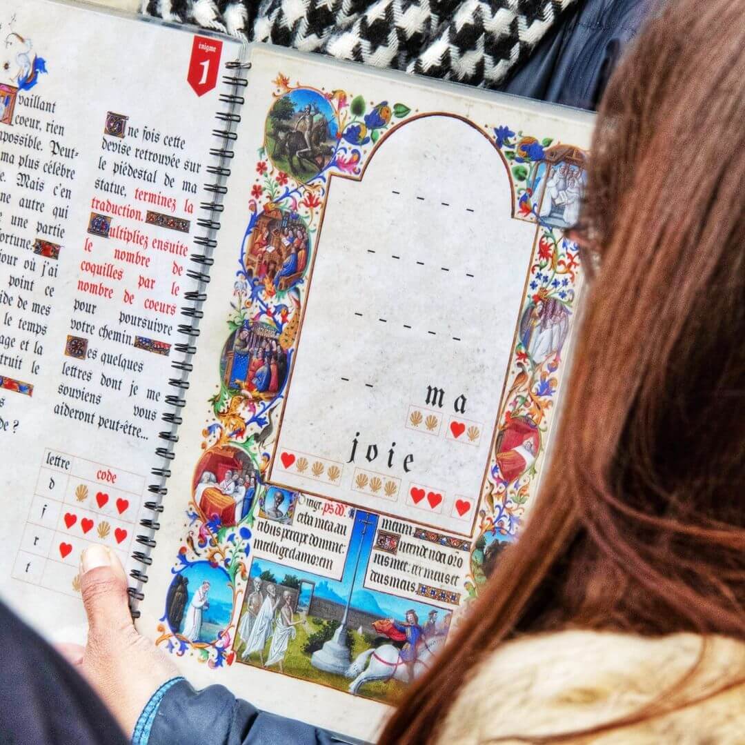 Photo de joueurs sur les jeux de pistes Les Mystères de Bourges dans les rues de la ville