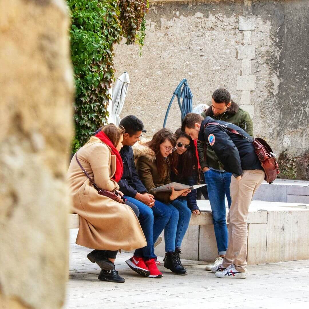 Photo de joueurs sur les jeux de pistes Les Mystères de Bourges dans les rues de la ville