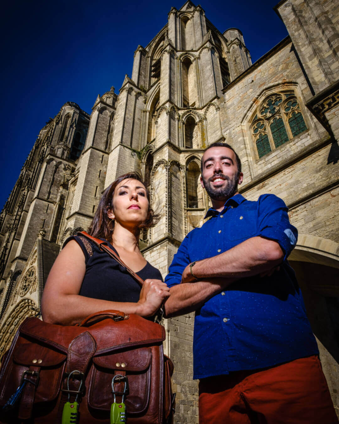 Vue contre-plongée de Sophie et Clément Bouakkaz, cofondateurs des jeux de piste Les Mystères de Bourges, escape game urbain à Bourges autour du patrimoine de la ville