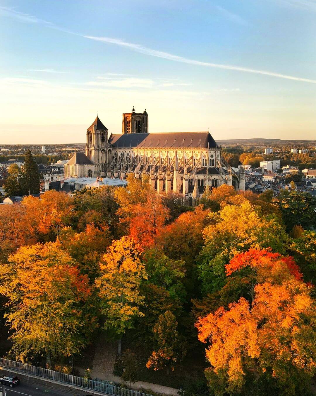 Vue aérienne de la Cathédrale Saint-Etienne de Bourges et du jardin de l'archevêché en automne.