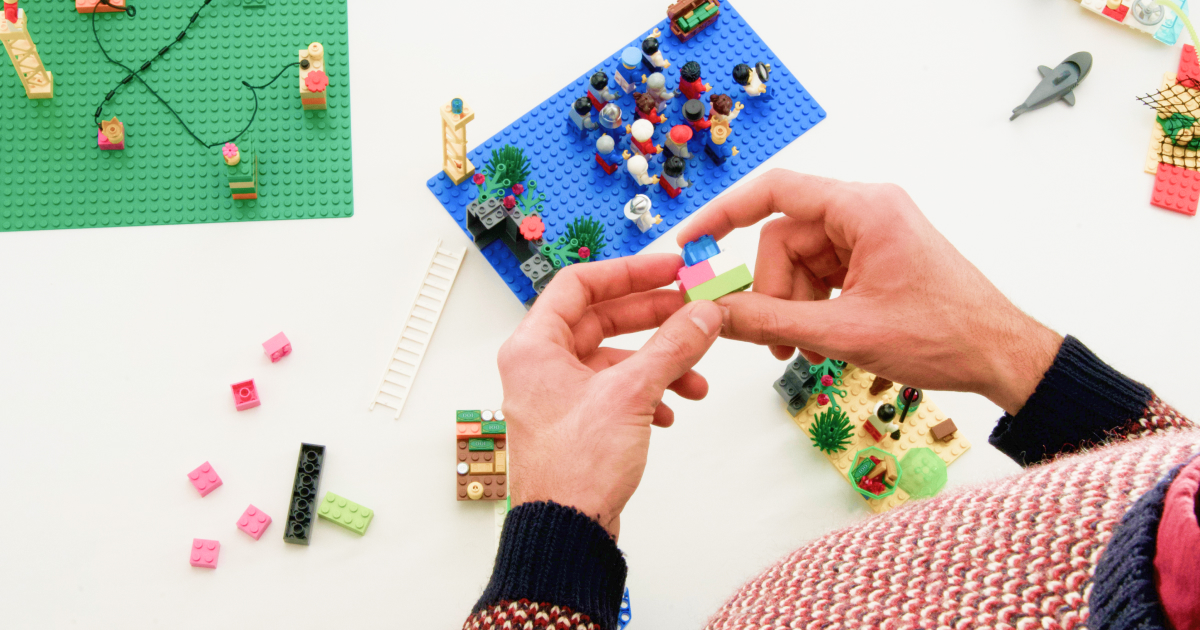 Ateliers LEGOⓇ SERIOUS PLAYⓇ pour stimuler la créativité et la collaboration avec deux mains qui assemblent des briques à Bourges.