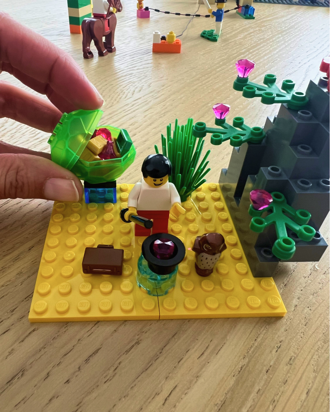 Atelier LEGOⓇ SERIOUS PLAYⓇ à Bourges. Gros plan sur la construction d'un participant avec un personnage qui génère de nouvelles idées comme un magicien, métaphore de la méthode LSP.
