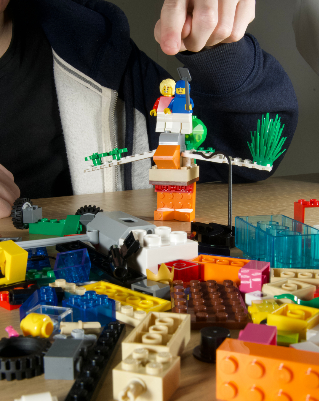 Deux mains au milieu de construction LEGOⓇ au cours d'un Atelier LEGOⓇ SERIOUS PLAYⓇ à Bourges pour résoudre des problèmes d'entreprise en jouant.