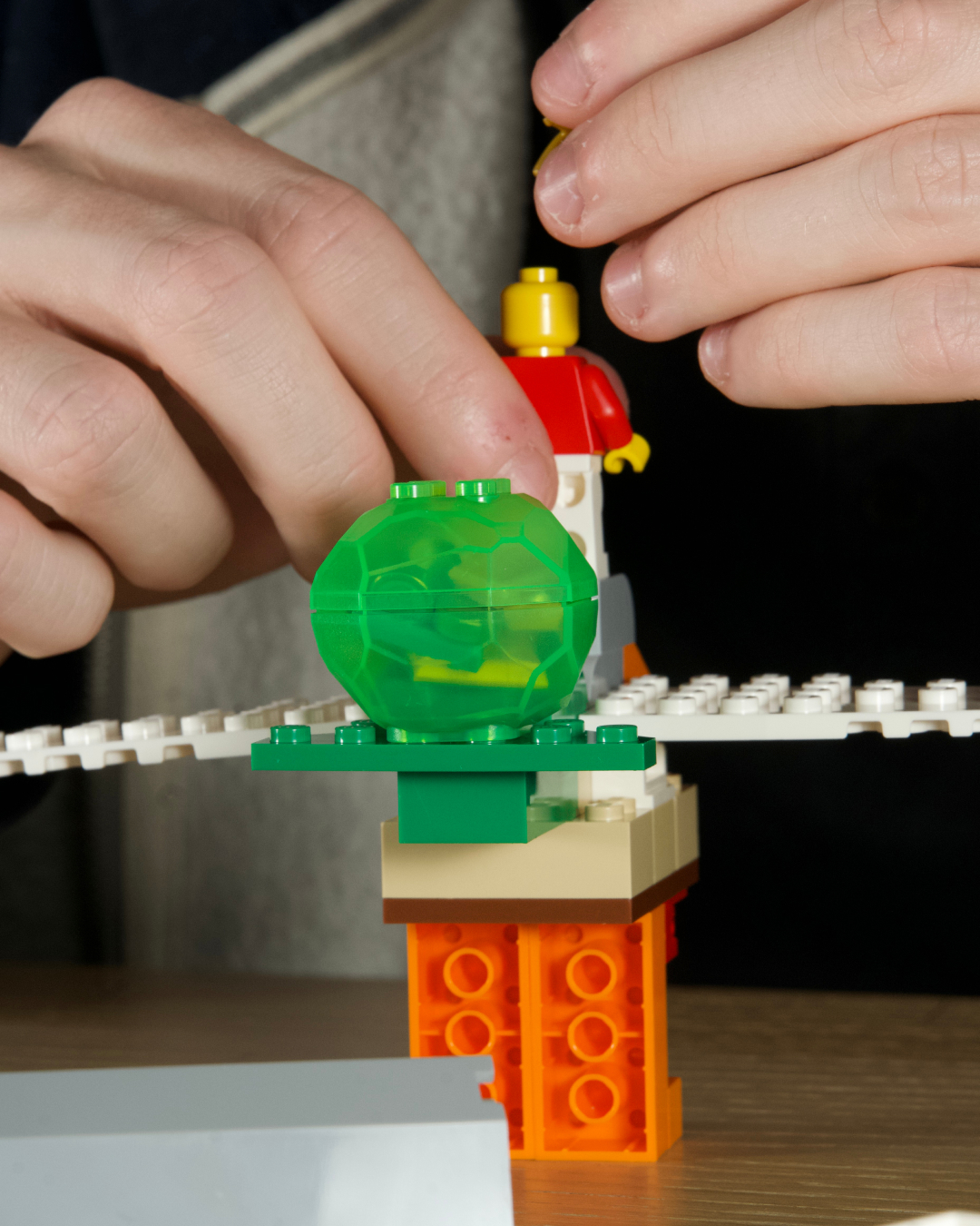 Gros plan sur la construction d'un participant au cours d'un atelier LEGOⓇ SERIOUS PLAYⓇ à Bourges.