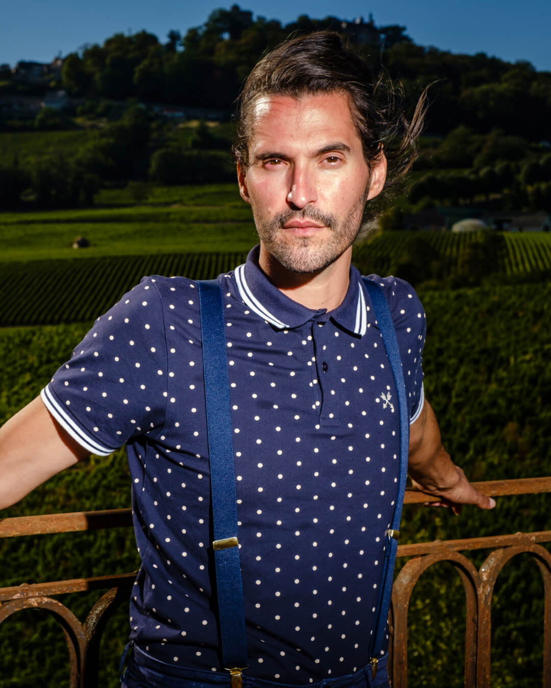 Portrait de Raphaël, Vinothécaire à Sancerre dans sa boutique VUE sur Vignes