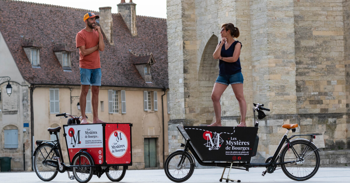 Sophie et Clément Bouakkaz sur les 2 vélos cargos des Mystères de Bourges, Place Etienne Dolet à Bourges