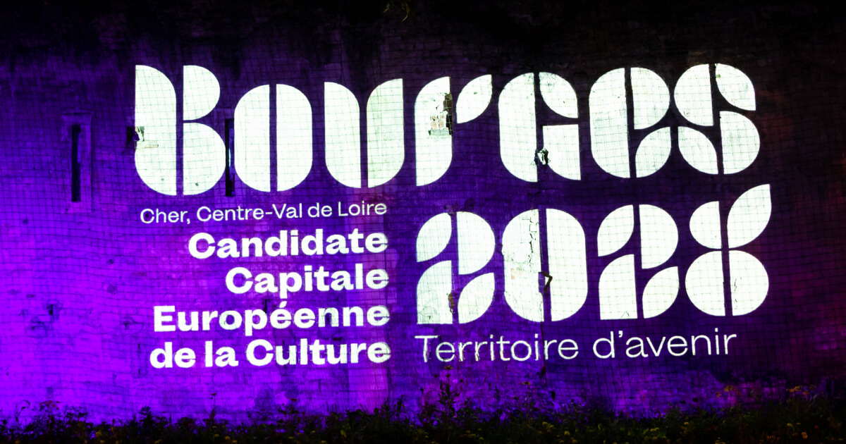 Vue de l’Hôtel des échevins ou Musée Estève durant les Nuits Lumière à Bourges, avec le logo de Bourges 2028, Ville Candidate pour le titre de Capitale Européenne de la Culture