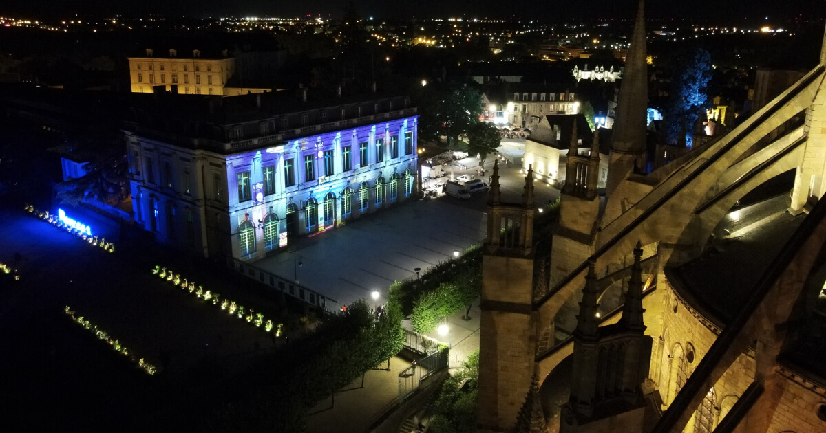 La place Etienne Dolet, vue du ciel, avec l’hôtel de ville, le jardin de l’Archevêché et le chevet de la cathédrale Saint-Etienne de Bourges