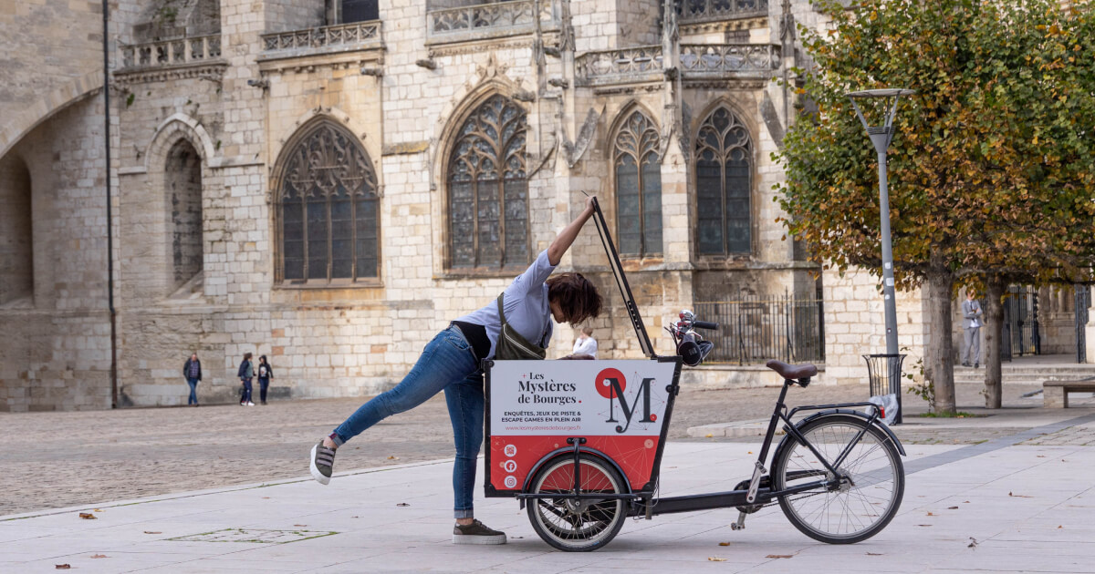 Sophie cherche quelque chose dans le triporteur LMDB de Clément