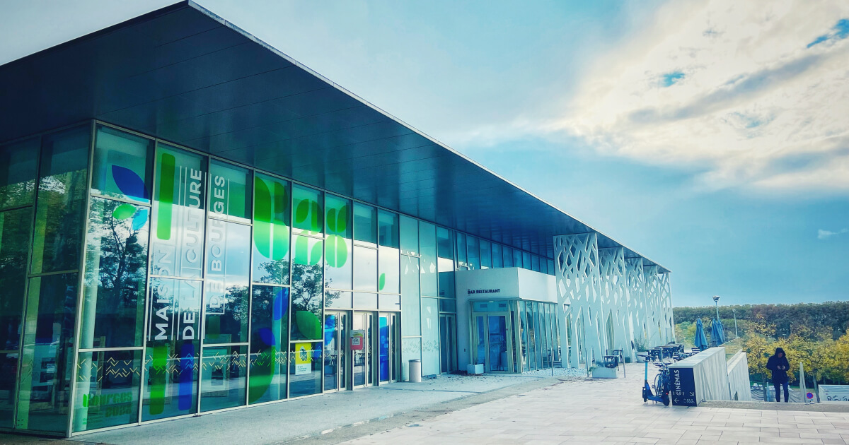 La maison de la culture de Bourges aux couleurs de Boruges 2028.