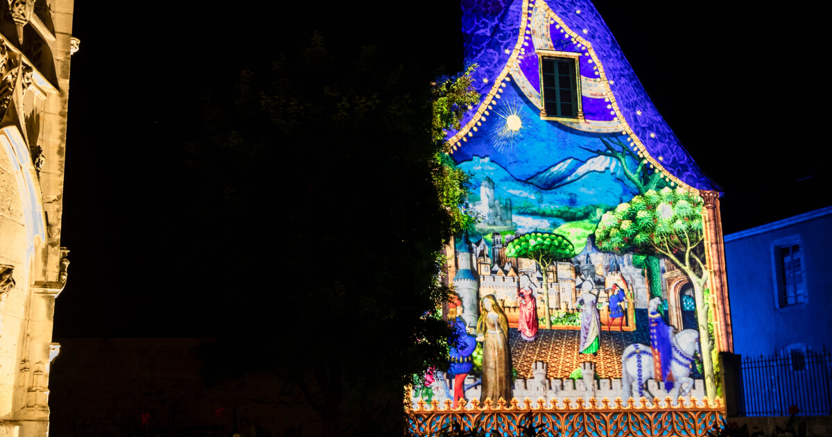 Illumination de la façade de l’Hôtel des Echevins - Musée Estève durant la période des Nuits lumière à Bourges.