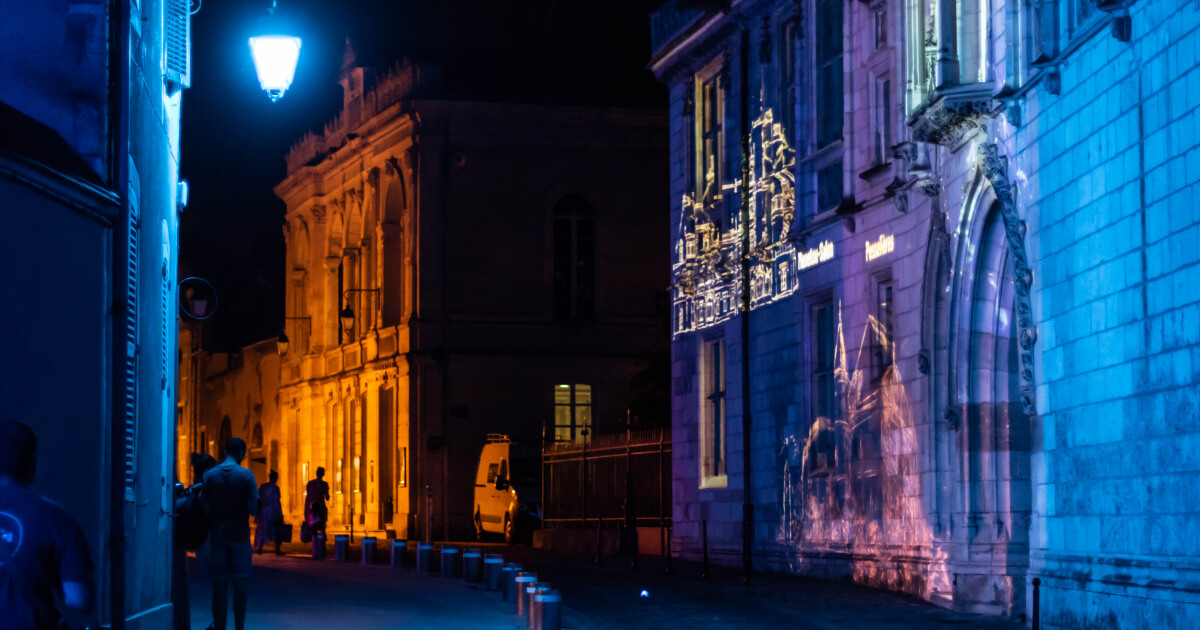 Rue Jacques Coeur durant les Nuits lumière, l’été à Bourges.